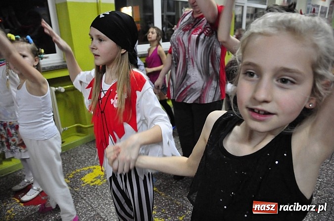 Zdjęcie w galerii na portalu naszraciborz.pl: Karnawałowa podr&oacute;ż do Rio w SP 1 na Ostrogu wiadomości z regionu