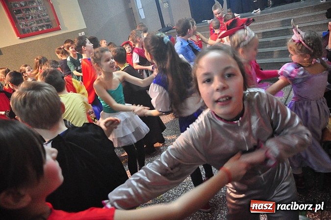 Zdjęcie w galerii na portalu naszraciborz.pl: Karnawałowa podr&oacute;ż do Rio w SP 1 na Ostrogu wiadomości z regionu
