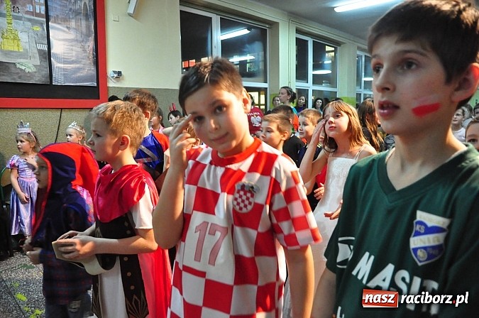 Zdjęcie w galerii na portalu naszraciborz.pl: Karnawałowa podr&oacute;ż do Rio w SP 1 na Ostrogu wiadomości z regionu