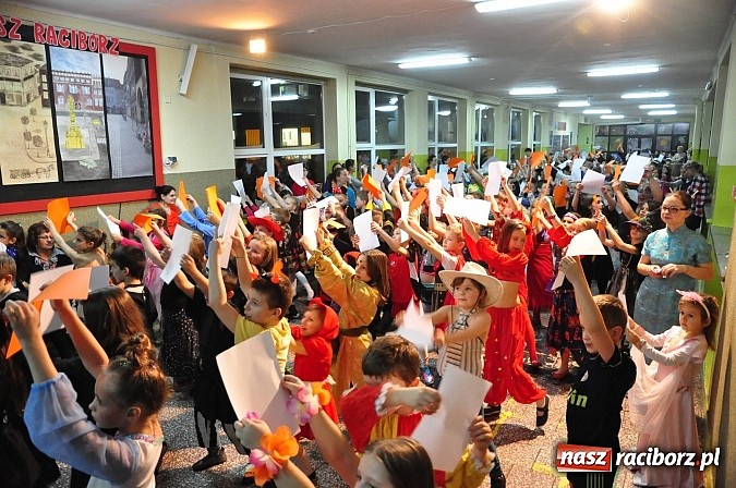 Zdjęcie w galerii na portalu naszraciborz.pl: Karnawałowa podr&oacute;ż do Rio w SP 1 na Ostrogu wiadomości z regionu