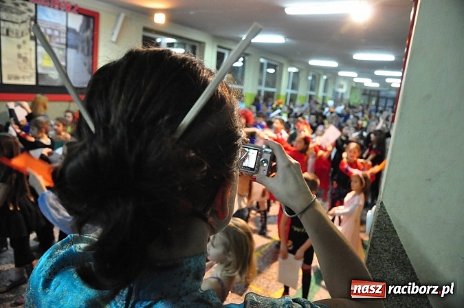 Zdjęcie w galerii na portalu naszraciborz.pl: Karnawałowa podr&oacute;ż do Rio w SP 1 na Ostrogu wiadomości z regionu