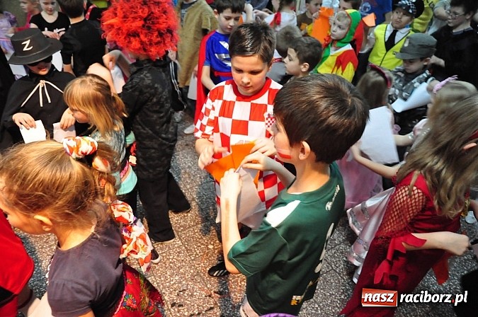 Zdjęcie w galerii na portalu naszraciborz.pl: Karnawałowa podr&oacute;ż do Rio w SP 1 na Ostrogu wiadomości z regionu