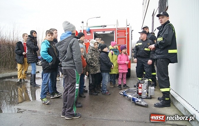 Zdjęcie w galerii na portalu naszraciborz.pl: Strażacy z Modzurowa z wizytą w Strefie wiadomości z regionu