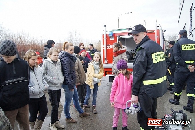 Zdjęcie w galerii na portalu naszraciborz.pl: Strażacy z Modzurowa z wizytą w Strefie wiadomości z regionu