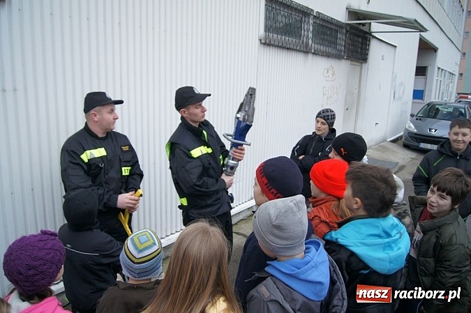 Zdjęcie w galerii na portalu naszraciborz.pl: Strażacy z Modzurowa z wizytą w Strefie wiadomości z regionu