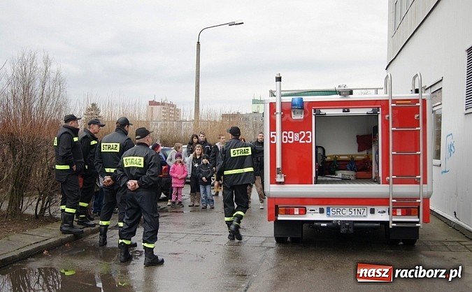 Zdjęcie w galerii na portalu naszraciborz.pl: Strażacy z Modzurowa z wizytą w Strefie wiadomości z regionu
