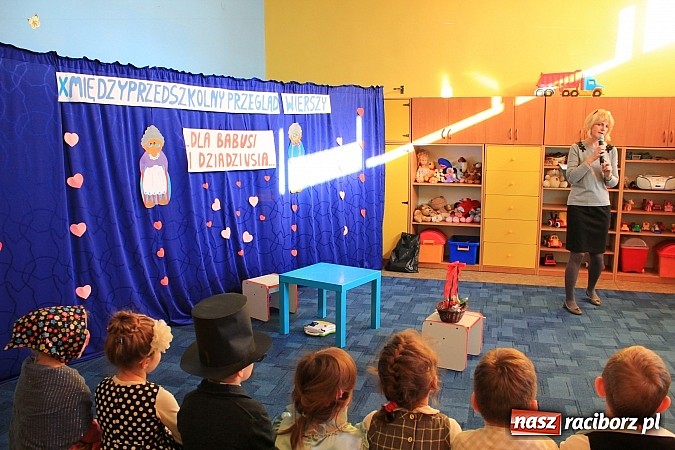 Zdjęcie w galerii na portalu naszraciborz.pl: Jubileuszowy międzyprzedszkolny przegląd wierszy dla babci i dziadka wiadomości z regionu