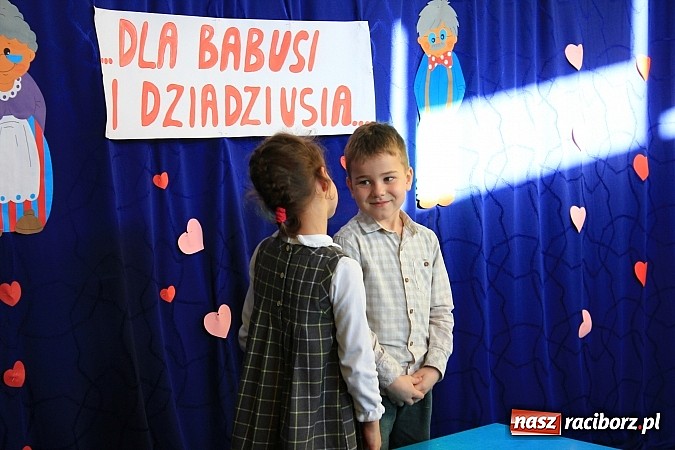 Zdjęcie w galerii na portalu naszraciborz.pl: Jubileuszowy międzyprzedszkolny przegląd wierszy dla babci i dziadka wiadomości z regionu