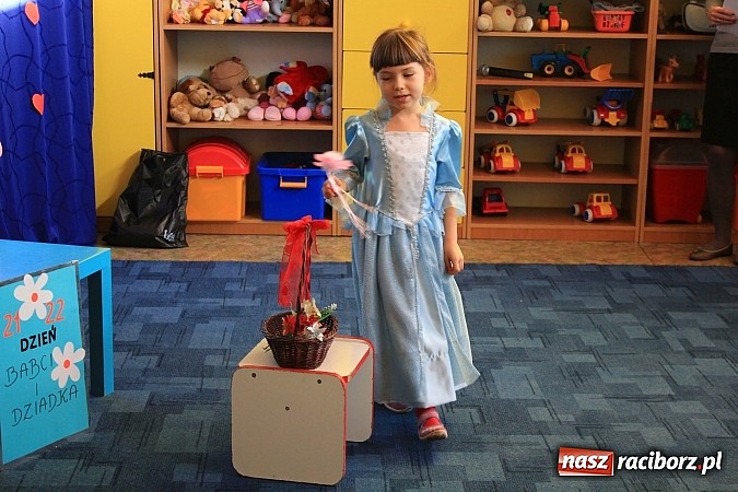 Zdjęcie w galerii na portalu naszraciborz.pl: Jubileuszowy międzyprzedszkolny przegląd wierszy dla babci i dziadka wiadomości z regionu