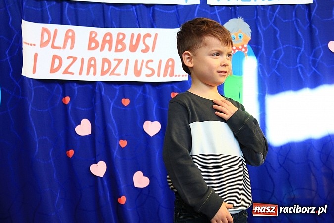 Zdjęcie w galerii na portalu naszraciborz.pl: Jubileuszowy międzyprzedszkolny przegląd wierszy dla babci i dziadka wiadomości z regionu