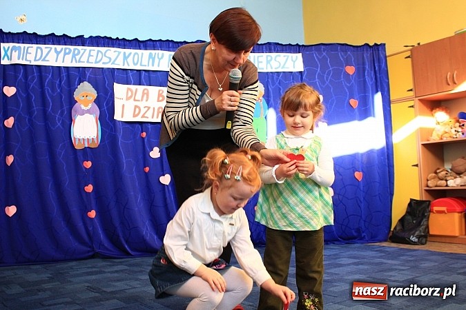 Zdjęcie w galerii na portalu naszraciborz.pl: Jubileuszowy międzyprzedszkolny przegląd wierszy dla babci i dziadka wiadomości z regionu