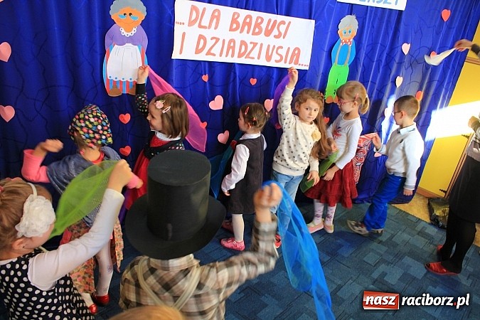 Zdjęcie w galerii na portalu naszraciborz.pl: Jubileuszowy międzyprzedszkolny przegląd wierszy dla babci i dziadka wiadomości z regionu