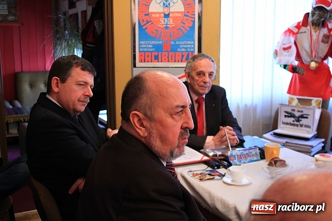 Zdjęcie w galerii na portalu naszraciborz.pl: Olimpijczyk Kajetan Broniewski z wizytą w Towarzystwie Gimnastycznym Sok&oacute;ł wiadomości z regionu