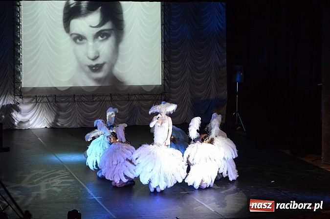 Zdjęcie w galerii na portalu naszraciborz.pl: Zapierająca dech w piersiach Rewia Forever w Raciborskim Centrum Kultury wiadomości z regionu
