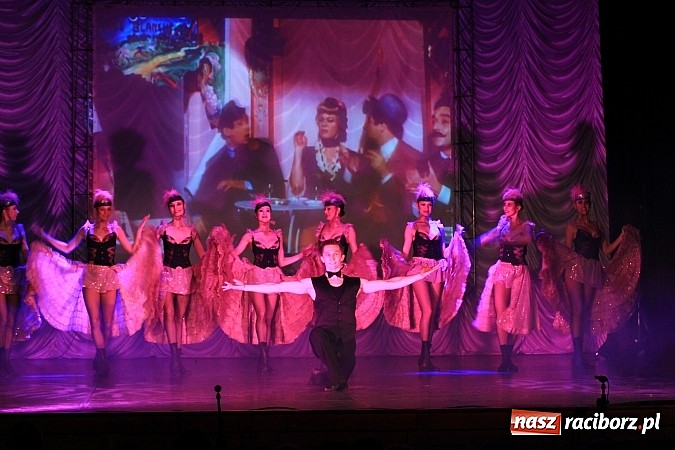 Zdjęcie w galerii na portalu naszraciborz.pl: Zapierająca dech w piersiach Rewia Forever w Raciborskim Centrum Kultury wiadomości z regionu