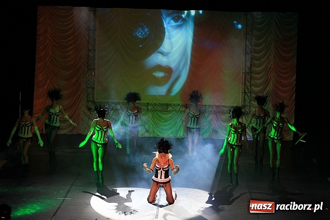 Zdjęcie w galerii na portalu naszraciborz.pl: Zapierająca dech w piersiach Rewia Forever w Raciborskim Centrum Kultury wiadomości z regionu