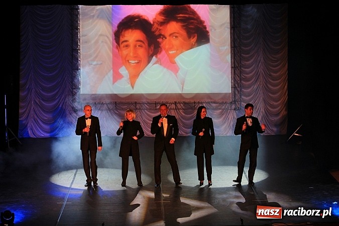 Zdjęcie w galerii na portalu naszraciborz.pl: Zapierająca dech w piersiach Rewia Forever w Raciborskim Centrum Kultury wiadomości z regionu