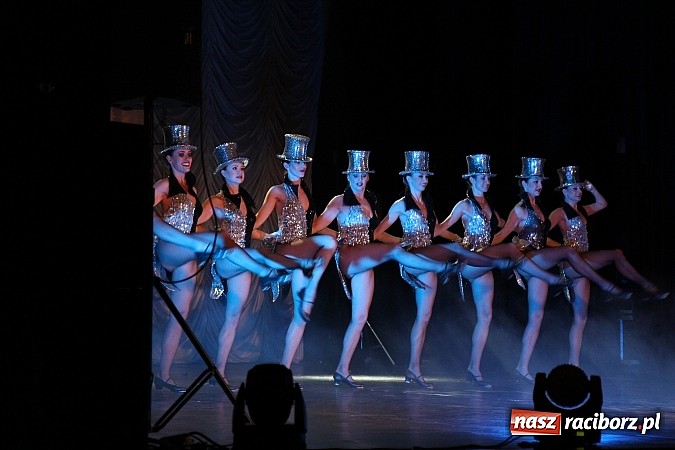 Zdjęcie w galerii na portalu naszraciborz.pl: Zapierająca dech w piersiach Rewia Forever w Raciborskim Centrum Kultury wiadomości z regionu