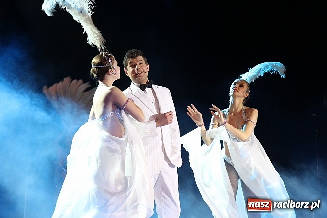 Zdjęcie w galerii na portalu naszraciborz.pl: Zapierająca dech w piersiach Rewia Forever w Raciborskim Centrum Kultury wiadomości z regionu