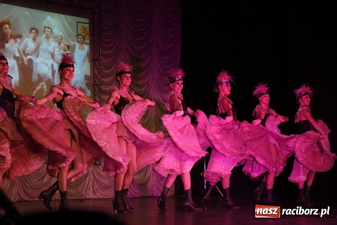Zdjęcie w galerii na portalu naszraciborz.pl: Zapierająca dech w piersiach Rewia Forever w Raciborskim Centrum Kultury wiadomości z regionu