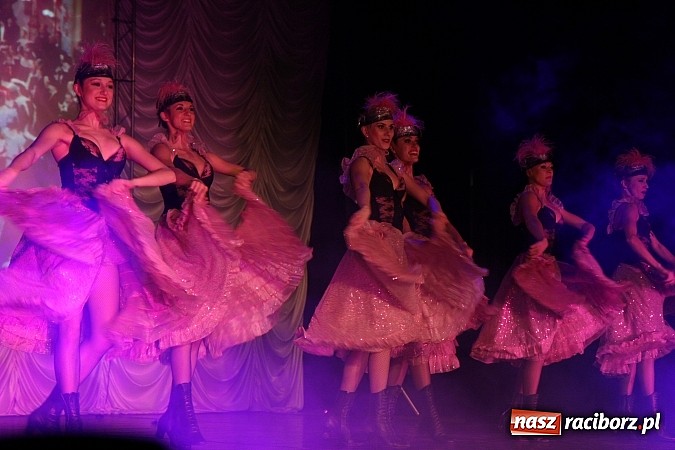 Zdjęcie w galerii na portalu naszraciborz.pl: Zapierająca dech w piersiach Rewia Forever w Raciborskim Centrum Kultury wiadomości z regionu