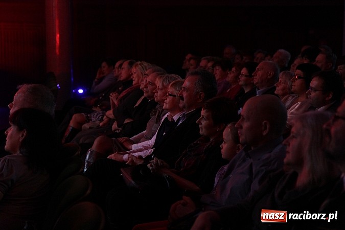 Zdjęcie w galerii na portalu naszraciborz.pl: Zapierająca dech w piersiach Rewia Forever w Raciborskim Centrum Kultury wiadomości z regionu