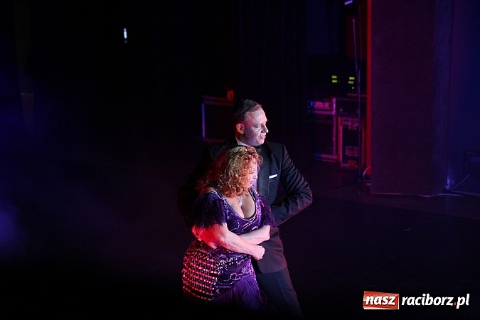 Zdjęcie w galerii na portalu naszraciborz.pl: Zapierająca dech w piersiach Rewia Forever w Raciborskim Centrum Kultury wiadomości z regionu