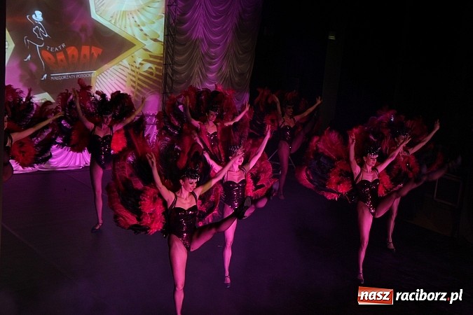 Zdjęcie w galerii na portalu naszraciborz.pl: Zapierająca dech w piersiach Rewia Forever w Raciborskim Centrum Kultury wiadomości z regionu