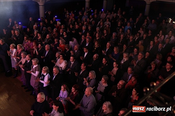 Zdjęcie w galerii na portalu naszraciborz.pl: Zapierająca dech w piersiach Rewia Forever w Raciborskim Centrum Kultury wiadomości z regionu