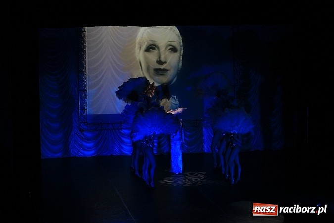 Zdjęcie w galerii na portalu naszraciborz.pl: Zapierająca dech w piersiach Rewia Forever w Raciborskim Centrum Kultury wiadomości z regionu