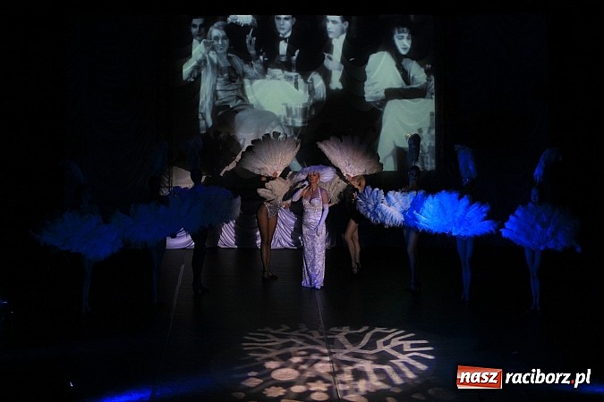 Zdjęcie w galerii na portalu naszraciborz.pl: Zapierająca dech w piersiach Rewia Forever w Raciborskim Centrum Kultury wiadomości z regionu