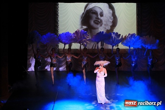 Zdjęcie w galerii na portalu naszraciborz.pl: Zapierająca dech w piersiach Rewia Forever w Raciborskim Centrum Kultury wiadomości z regionu