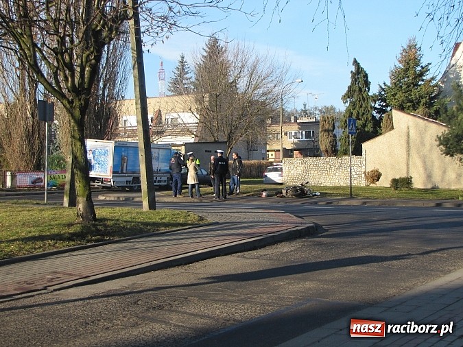Zdjęcie w galerii na portalu naszraciborz.pl: Kolizja przed przejściem na Starowiejskiej. Skoda wjechała w motorower wiadomości z regionu