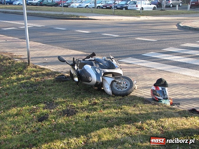 Zdjęcie w galerii na portalu naszraciborz.pl: Kolizja przed przejściem na Starowiejskiej. Skoda wjechała w motorower wiadomości z regionu