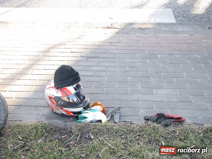 Zdjęcie w galerii na portalu naszraciborz.pl: Kolizja przed przejściem na Starowiejskiej. Skoda wjechała w motorower wiadomości z regionu