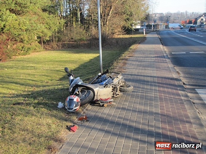 Zdjęcie w galerii na portalu naszraciborz.pl: Kolizja przed przejściem na Starowiejskiej. Skoda wjechała w motorower wiadomości z regionu