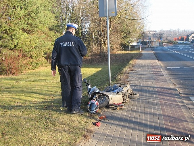 Zdjęcie w galerii na portalu naszraciborz.pl: Kolizja przed przejściem na Starowiejskiej. Skoda wjechała w motorower wiadomości z regionu
