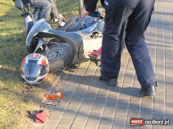 Zdjęcie w galerii na portalu naszraciborz.pl: Kolizja przed przejściem na Starowiejskiej. Skoda wjechała w motorower wiadomości z regionu