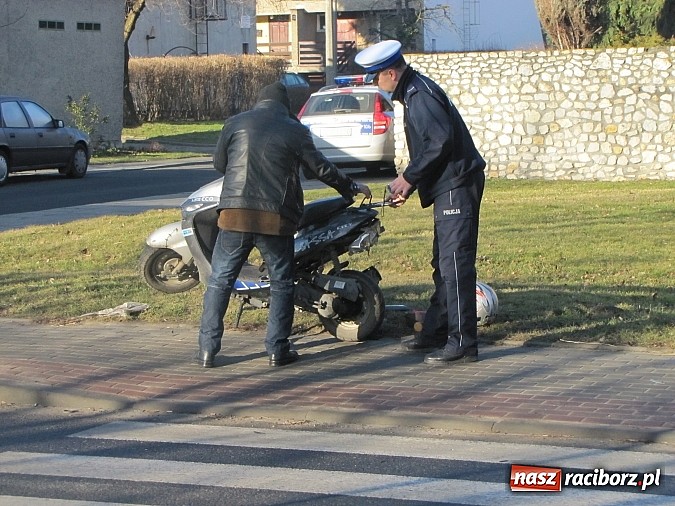 Zdjęcie w galerii na portalu naszraciborz.pl: Kolizja przed przejściem na Starowiejskiej. Skoda wjechała w motorower wiadomości z regionu