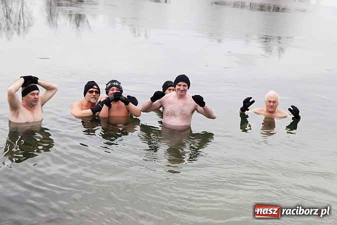 Zdjęcie w galerii na portalu naszraciborz.pl: Kąpiel w zimnej wodzie to ich sposób na wzmocnienie odporności organizmu wiadomości z regionu