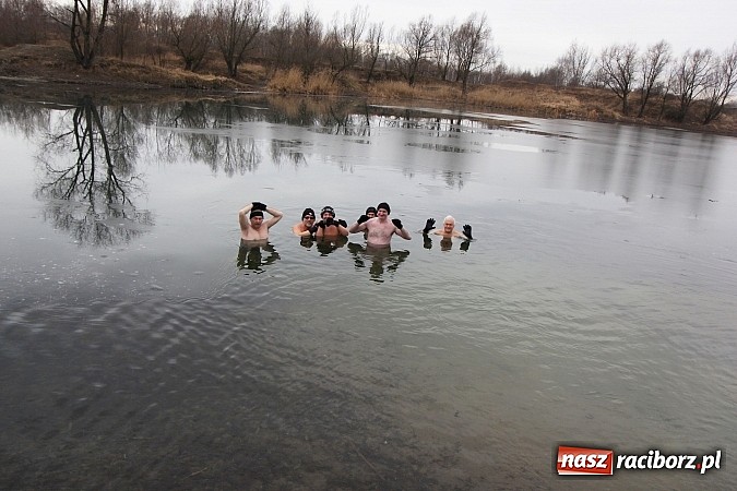 Zdjęcie w galerii na portalu naszraciborz.pl: Kąpiel w zimnej wodzie to ich sposób na wzmocnienie odporności organizmu wiadomości z regionu