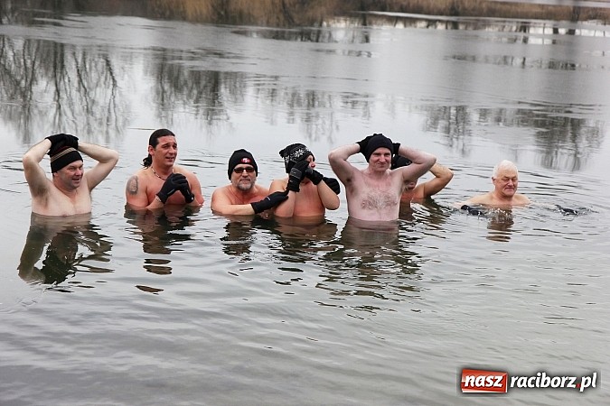 Zdjęcie w galerii na portalu naszraciborz.pl: Kąpiel w zimnej wodzie to ich sposób na wzmocnienie odporności organizmu wiadomości z regionu