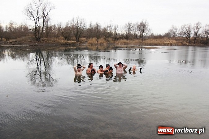 Zdjęcie w galerii na portalu naszraciborz.pl: Kąpiel w zimnej wodzie to ich sposób na wzmocnienie odporności organizmu wiadomości z regionu