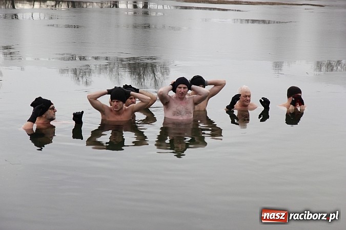 Zdjęcie w galerii na portalu naszraciborz.pl: Kąpiel w zimnej wodzie to ich sposób na wzmocnienie odporności organizmu wiadomości z regionu