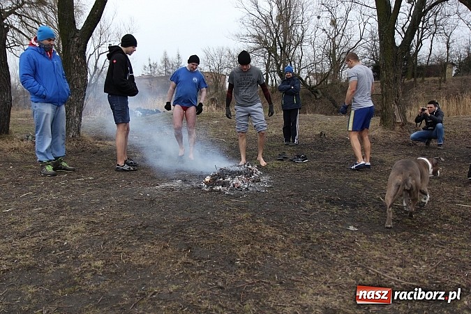 Zdjęcie w galerii na portalu naszraciborz.pl: Kąpiel w zimnej wodzie to ich sposób na wzmocnienie odporności organizmu wiadomości z regionu