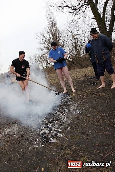 Zdjęcie w galerii na portalu naszraciborz.pl: Kąpiel w zimnej wodzie to ich sposób na wzmocnienie odporności organizmu wiadomości z regionu