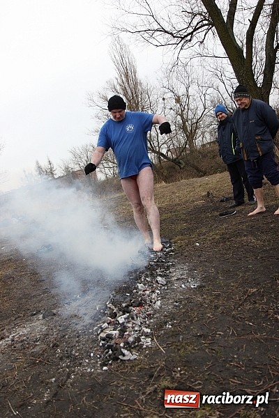 Zdjęcie w galerii na portalu naszraciborz.pl: Kąpiel w zimnej wodzie to ich sposób na wzmocnienie odporności organizmu wiadomości z regionu