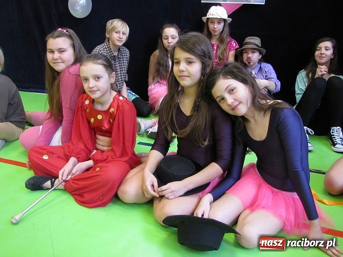 Zdjęcie w galerii na portalu naszraciborz.pl: Energia tańca w sali gimnastycznej SP 13 wiadomości z regionu