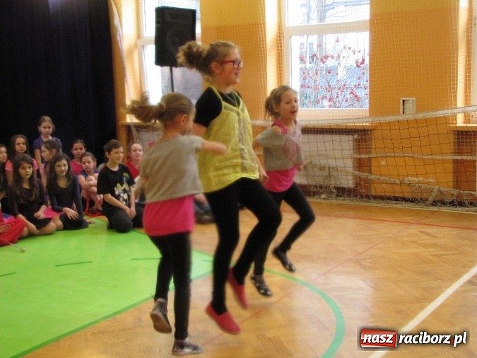 Zdjęcie w galerii na portalu naszraciborz.pl: Energia tańca w sali gimnastycznej SP 13 wiadomości z regionu