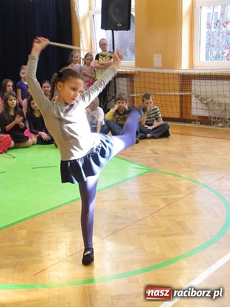 Zdjęcie w galerii na portalu naszraciborz.pl: Energia tańca w sali gimnastycznej SP 13 wiadomości z regionu